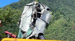 湖に転落の車を引きあげ　車内から男性1人を発見の模様　山梨・精進湖