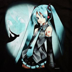 「初音ミク」と「ギークス ルール」がコラボ　KEIによる“初代・初音ミク”のイラストを採用したTシャツを発売