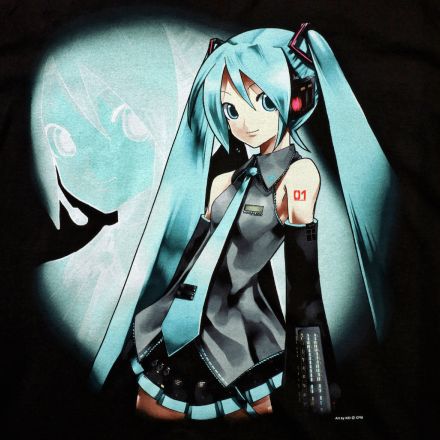 「初音ミク」と「ギークス ルール」がコラボ　KEIによる“初代・初音ミク”のイラストを採用したTシャツを発売