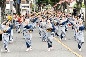 2500人参加し「たたら流し踊り」　音楽に乗せ、笑顔で「ソーレ」　川口でたたら祭り　鋳物実演コーナーやステージショーで盛り上がり