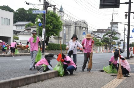 クリーン作戦を展開　「小さな親切」運動津山支部　一斉道路清掃に合わせ／岡山・津山市