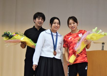 「誰にでもチャンス」　フェンシング東晟良選手、母校で銅メダル報告