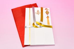 結婚式で職場の先輩が「5万円」ご祝儀を包んでくれました！ 引き出物はみんな同じなのですが、多めにもらったら別で“お礼”すべきでしょうか？