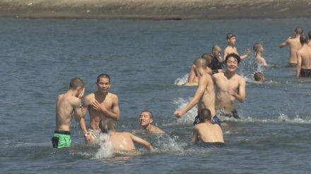 県内各地で猛暑日　夏休み最後、高校生ら海水浴楽しむ　坂井市・三国サンセットビーチ