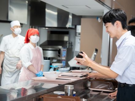 開成学園の高校生、学食メニュー注文アプリを開発--食券機の待ち時間解消へ