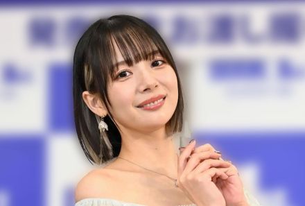 ＜岡田紗佳＞“役満ボディー”際立つ新ユニホーム姿　超ミニスカ×黒タイツ　「AIかと思うほどスタイルいい」と話題