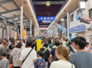 東大阪・布施の商店街で「土曜夜市」　夏休み最後の開催、多くの人でにぎわう