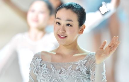 「めっちゃ美人さん！」浅田真央が超ロングヘアを“ばっさりんこ”→衝撃のショートボブ変身にファン仰天！「誰かと思ったがな～」