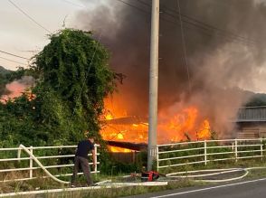 住宅火災で消火活動中＜宮城・山元町＞