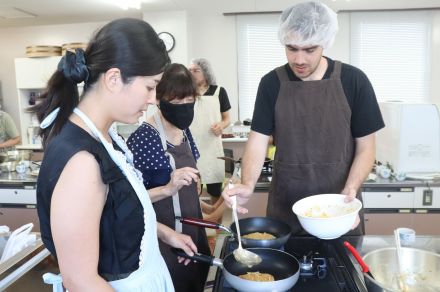 京都・亀岡産の米粉と野菜でヘルシーお好み焼き　出来立て口に「おいしい」