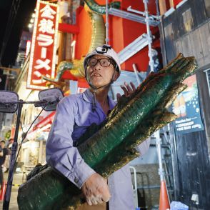 大阪・道頓堀「金龍ラーメン」の“しっぽ”撤去…立体看板制作者の口癖は「目立ってナンボ」