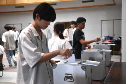 投票から開票 流れ体験　宮崎公立大で模擬選挙