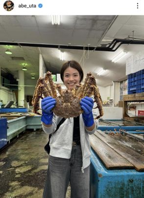 阿部詩、顔より大きいカニ手に笑顔　ウズベキスタンからのコメント書き込み多数