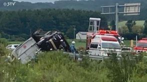 【速報】運転手が閉じ込められ救助活動中「トレーラーが路外に逸脱し横転している」北海道長沼町