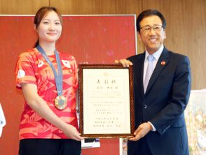 パリ五輪フェンシング団体銅の尾崎世梨「ロス五輪で金メダルを目指す」、地元・札幌市から特別表彰