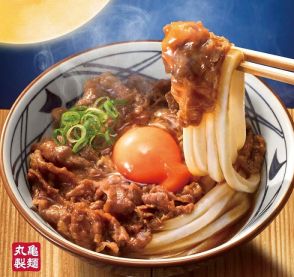 丸亀製麺“月見メニュー”「焼きたて牛すき釜玉うどん」2024年も発売、新作「粗挽き肉チーズ釜玉うどん」も