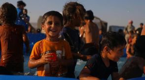 シリア避難民キャンプに簡易プール 大喜びの子どもたち