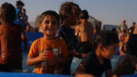 シリア避難民キャンプに簡易プール 大喜びの子どもたち