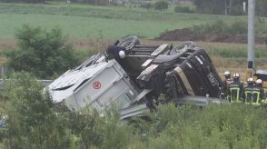 高規格道路入り口付近でトレーラー横転し路外逸脱　運転していた男性が意識不明の重体　北海道・長沼町