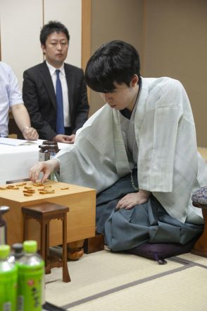 【王位戦】藤井聡太王位が初日45手目を封じる、形勢はほぼ互角　“ダブル永世”獲得なるか