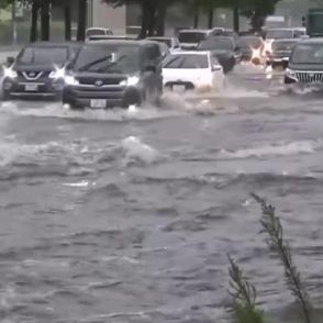 【台風情報】まるで川を車が走っているよう…台風が秋雨前線を刺激 北海道各地で冠水相次ぐ 南西部で非常に激しい雨 苫小牧の小中学校では休校も 　北海道