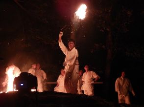 那智勝浦・三光山金剛寺で「二河の火祭り」　夏の夜空に炎舞う