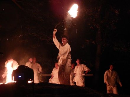 那智勝浦・三光山金剛寺で「二河の火祭り」　夏の夜空に炎舞う