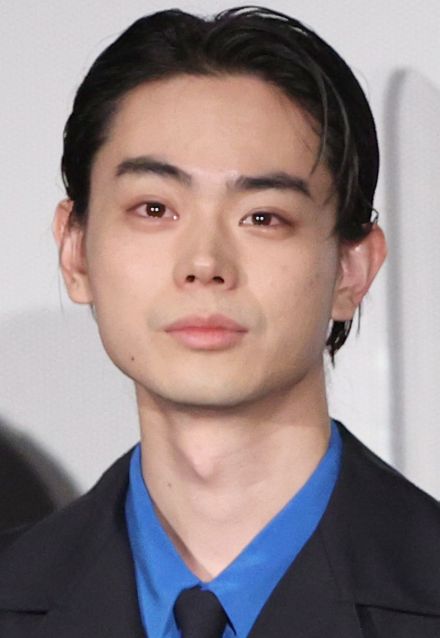 「一瞬イッテQのイモトに見えた」菅田将暉の〝大物〟釣り上げショットに驚きの声「日焼けした子供のような笑顔が可愛すぎ」