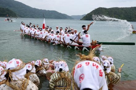 カミンチュが豊作へ祈り　大宜味村・塩屋湾で海神祭「ウンガミ」　沖縄