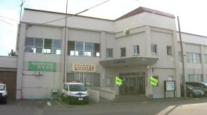 「誰かが入り込んでいるようだ」夜中の小学校に無施錠の窓から侵入　張り込み中の警察官がトイレ窓から出て来たところを取り押さえる　25歳の男を逮捕