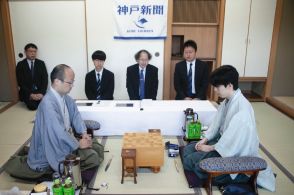 藤井聡太王位の封じ手は本命▲５六歩　“永世二冠”目指し第５局２日目スタート