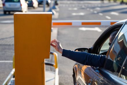 先日、コインパーキングで駐車券をなくして「5000円」の追加料金を支払いました。後日車内で発見したら「返金」してもらえるのでしょうか？