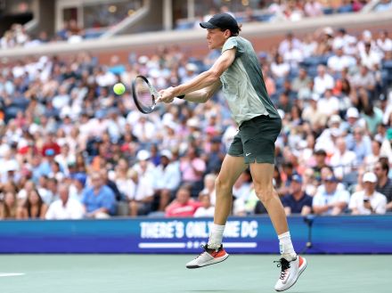 シナーとメドベージェフがともに4セットで初戦に勝利 [USオープン／テニス]