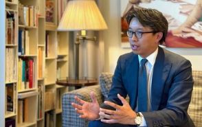 英チャールズ国王の元側近が語る「紳士の教養」 名門ラグビースクールの日本校を創設した背景