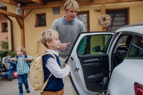 近所のママ友が「うちの子のついでに」と、同じ塾に通うわが子の送迎をしてくれます。近所で“ガソリン代”は気にならない距離ですが、お金を払うべきですか？ お礼はちょっとしたお菓子で大丈夫でしょうか？