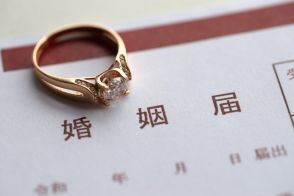 最近結婚した友人から「結婚したら60万円もらえた！」と聞きました。自治体からの“補助金”のようですが、これって結婚すればだれでももらえるんですか？