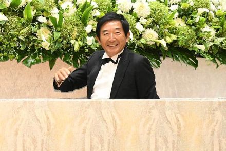 石田純一、生前葬実施　棺桶の中からタキシード姿で登場　理子夫人も出席「私にとっては生涯の反面教師です」