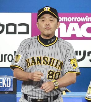 【阪神】岡田彰布監督が試合前練習中に石井大智、桐敷拓馬に何やら説く…石井大智は登板２戦連続３失点