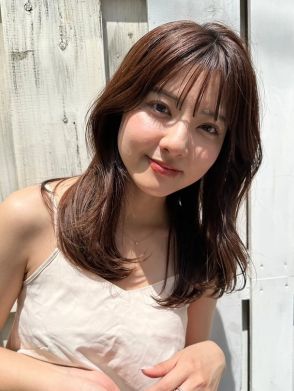 【大人のヘアカタログ】小顔見えが叶う！ シースルーバング×フォギーベージュのセミロングヘア