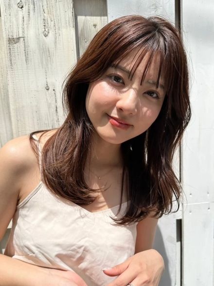 【大人のヘアカタログ】小顔見えが叶う！ シースルーバング×フォギーベージュのセミロングヘア