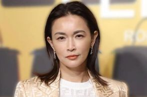 ＜長谷川京子＞「大人の色気がすごい」ナイトウエア姿　美バストで魅了