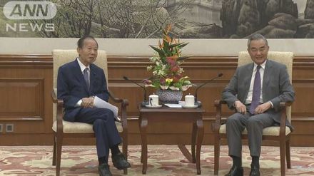 日中友好議連の二階会長ら中国・王毅外相と会談　領空侵犯など議論