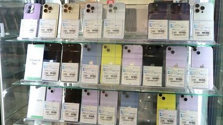 誰が買い、どう使う？「中古スマホ」活況続く理由、スマホ価格高騰で新品の販売台数は低迷中