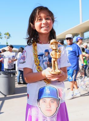 ドジャース球場が「大谷フィーバー」限定の金色バージョンに女の子「最高の気分だわ」と興奮