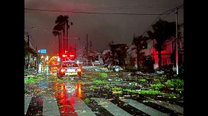 台風10号が九州上陸、宮崎市では路上にがれきが散乱