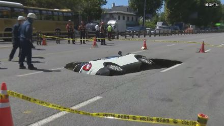 韓国・ソウル中心部で道路陥没　車が巻き込まれ2人重傷