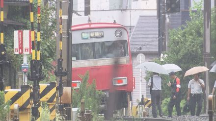 駅の近くにある踏切で…20代とみられる女性が急行電車にはねられ死亡 現場付近で約1時間運転見合わせに