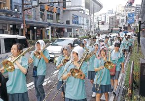 校歌響かせ「一泉行列」泉丘高１８０人、雨の繁華街歩く