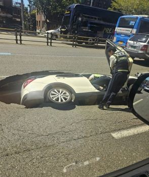 車道に陥没穴発生、乗用車1台が転落　2人重傷　／ソウル