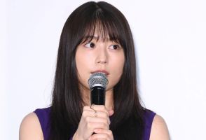 ＜有村架純＞美脚際立つ　キュートなミニ丈コーデに「どこぞの少女かと」「可愛いしかない」の声